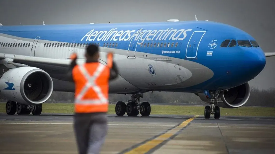 El Gobierno arrancó tratativas con empresas latinoamericanas para que se hagan cargo de Aerolíneas