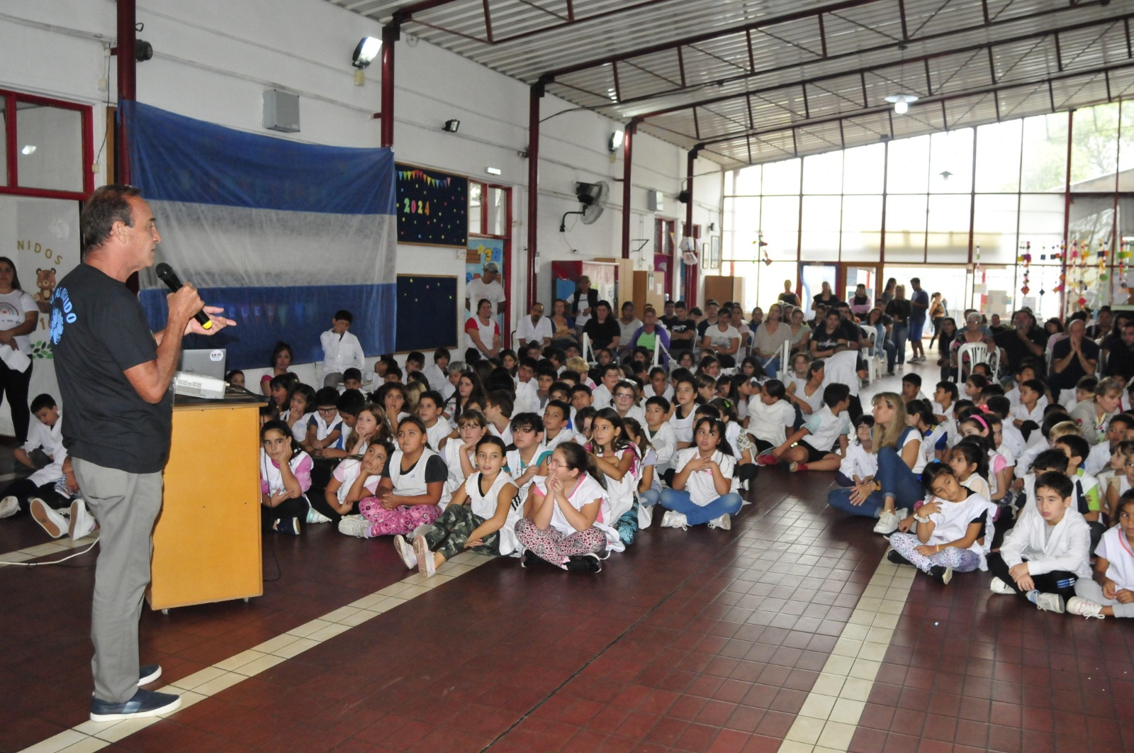 Malvinas: emotivo acto en una escuela de Pico