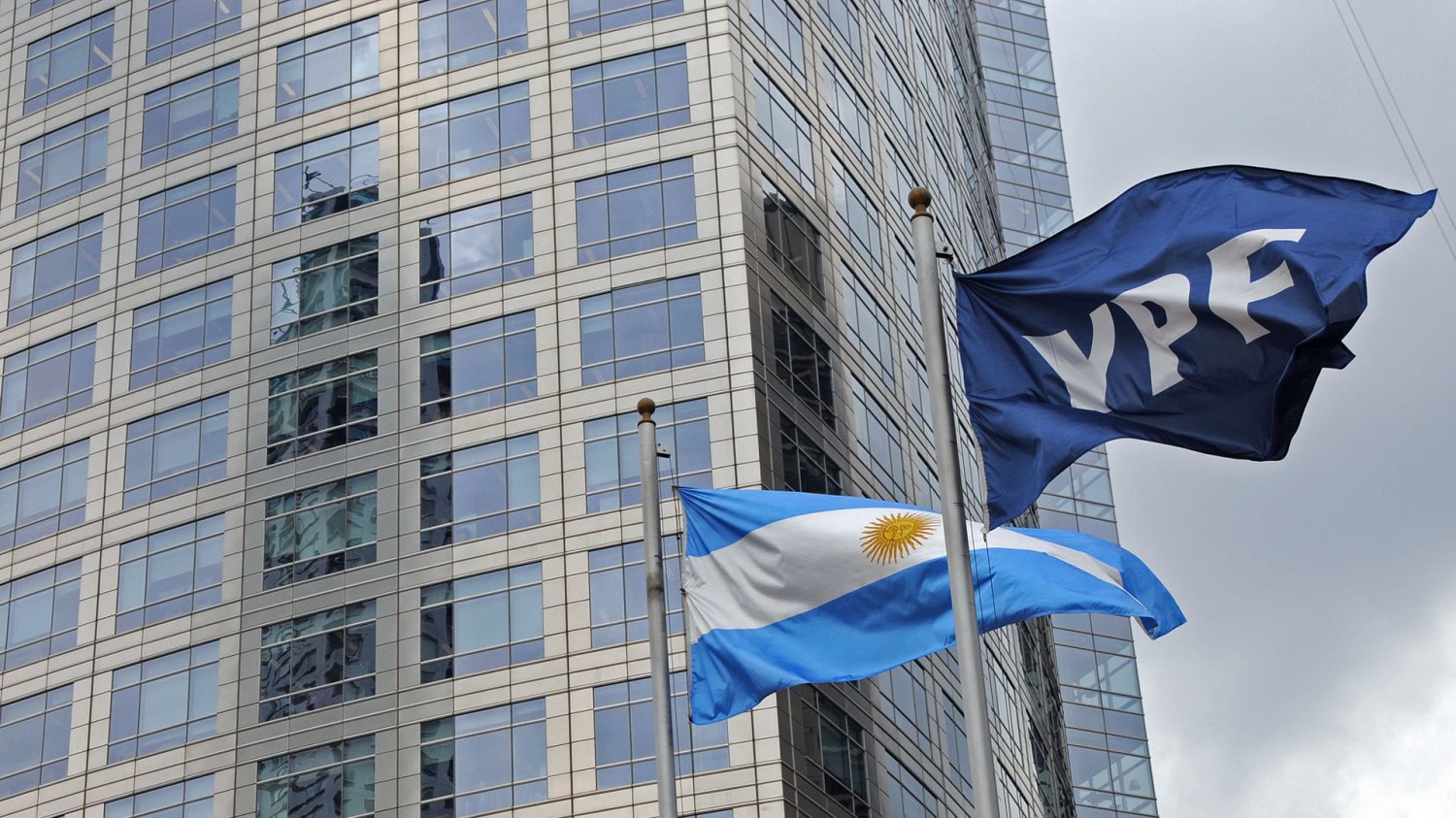 Juicio por YPF: fondo pidió que pasen a su nombre el 51% de las acciones que tiene el Estado argentino