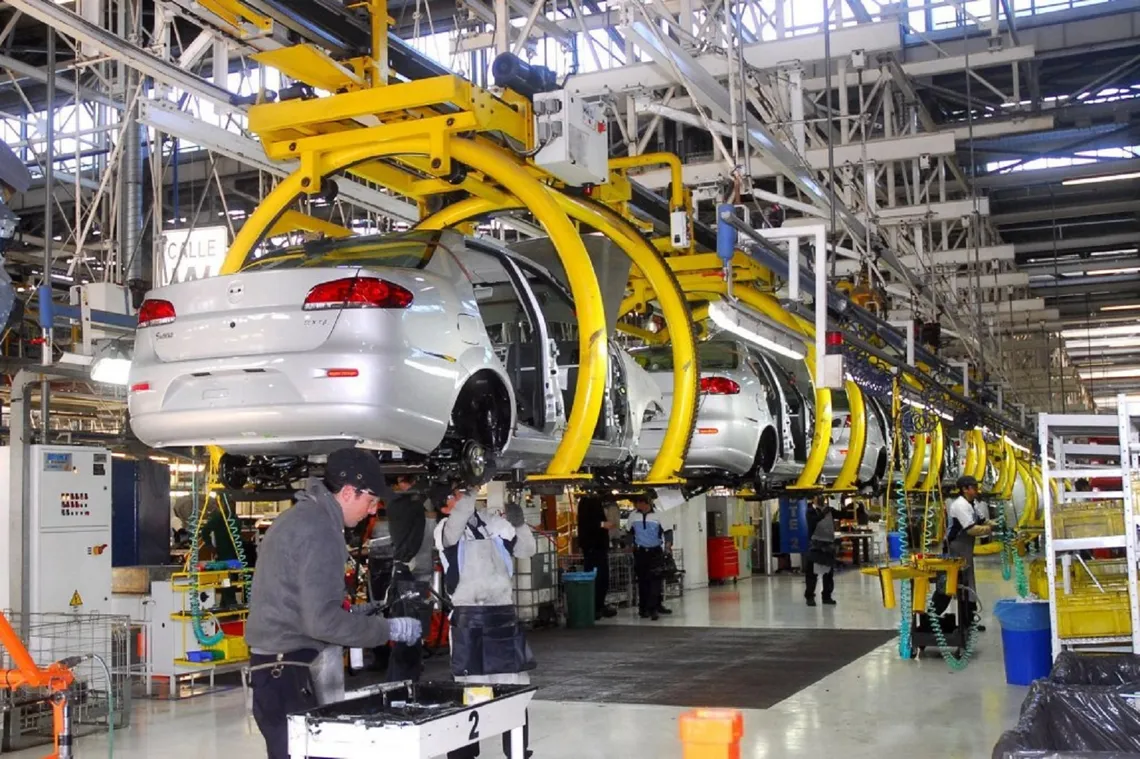 “Toto” Caputo anunció la baja de impuestos para la industria automotriz