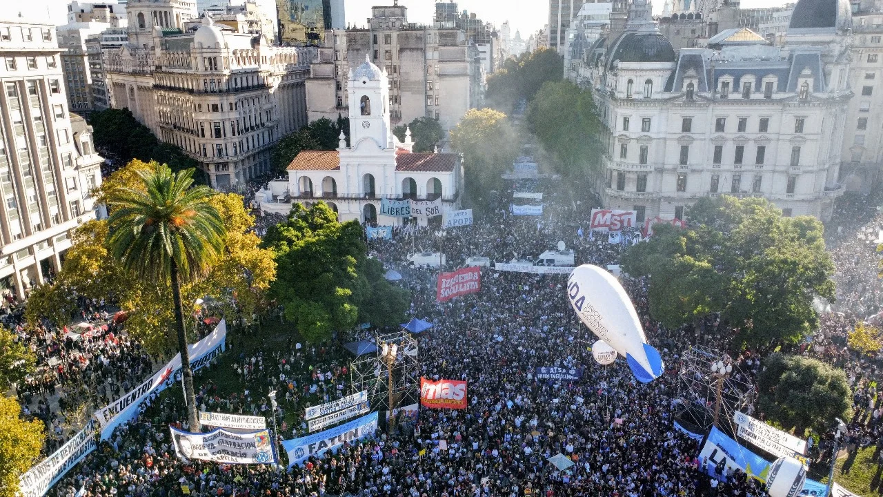 Multitudinaria marcha universitaria: arrancó el acto en la Plaza de Mayo