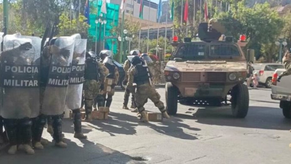 El presidente boliviano resiste a un golpe de estado: militares entraron por la fuerza a la casa de gobierno