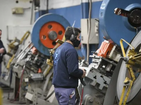 La recesión les pega de lleno: la industria pyme tuvo una caída interanual del 19% en mayo