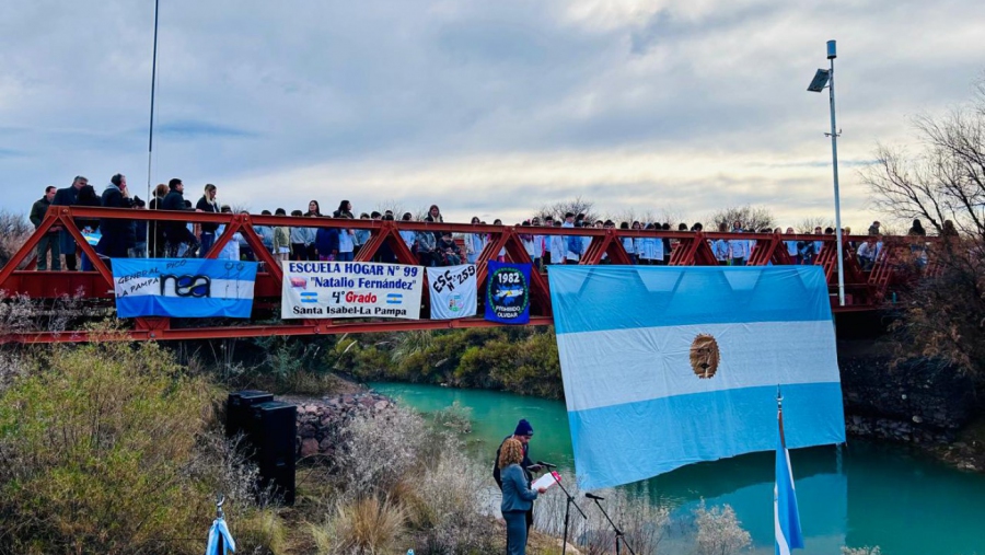 Emocionante promesa de lealtad a la bandera en el Puente de los Vinchuqueros