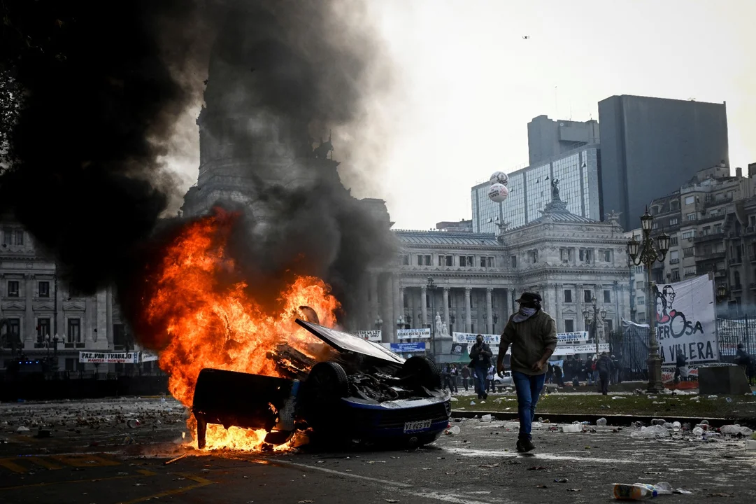 Tensión en el Congreso entre fuerzas y manifestantes: 5 diputados fueron asistidos y prendieron fuego un auto