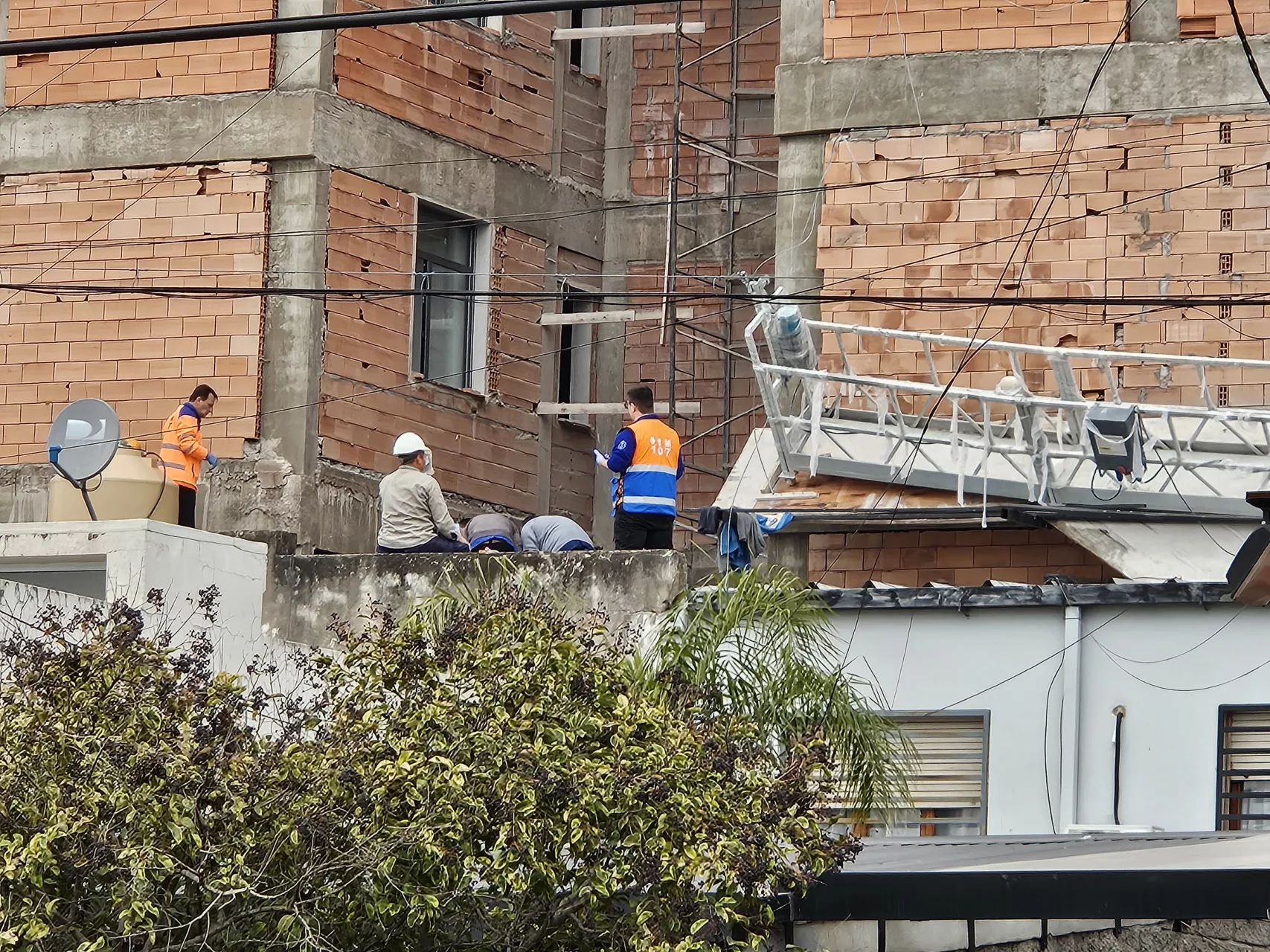 Pico: tres trabajadores sufrieron un accidente laboral en un edificio en construcción