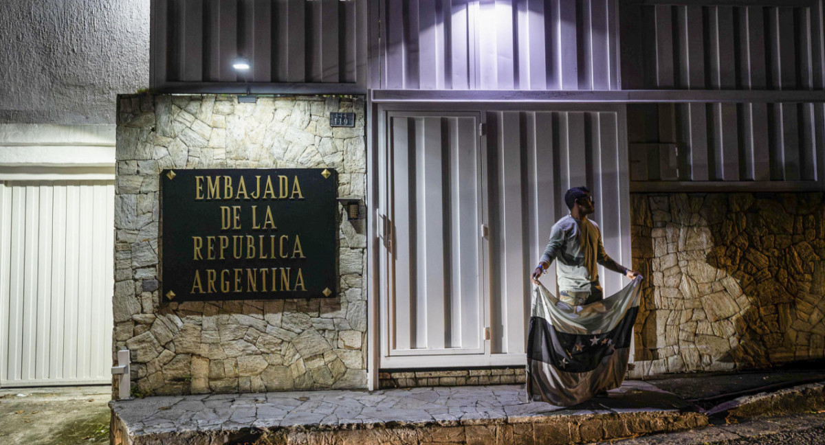 Los diplomáticos argentinos que expulsó Maduro dejaron Venezuela y viajan a Portugal
