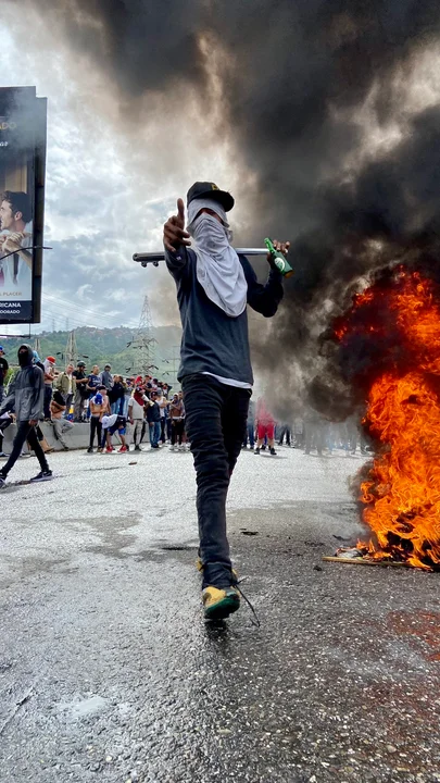 Tensión en Venezuela:  enfrentamientos violentos entre policías y manifestantes en las calles