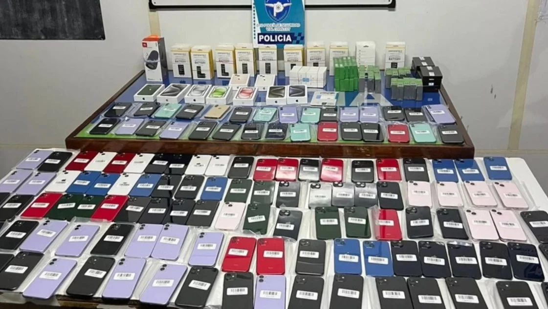 Cargados los muchachos: en Buenos Aires detuvieron a dos santarroseños con 141 iPhones