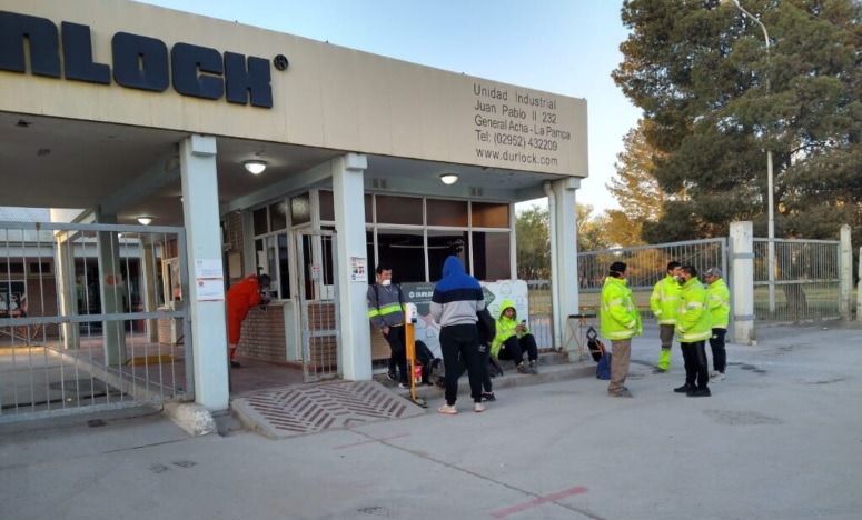 Siguen echando trabajadores en la fábrica de Durlock de Acha