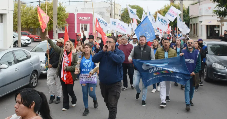 Movimientos sociales marchan en Santa Rosa contra las políticas de Milei