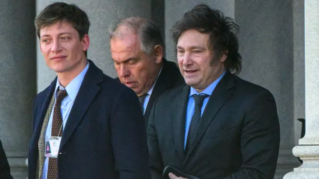 Milei le marca un límite a Santiago Caputo después de la reunión con Mauricio