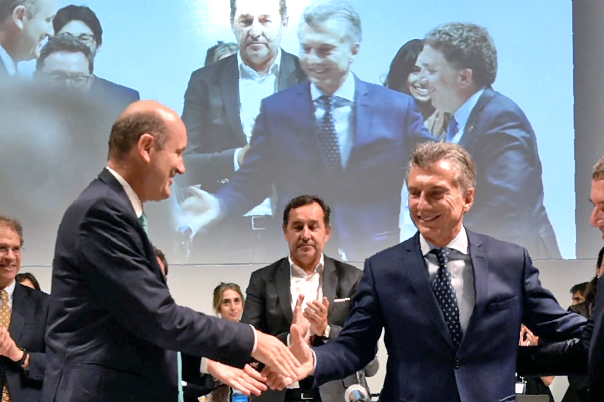 This Handout picture realesed by G20 Press Office shows Argentina's President Mauricio Macri (C) greeting Argentina's Central Bank President Federico Sturzenegger (L) and Finance Minister Nicolas Dujovne (R) during  the G20 meeting of Finace Ministers and Central Bank Governors with President Macri, in Buenos Aires on March 20, 2018. - The United States and China -- whose differences are fueling fears of a trade war -- are flexing their muscles at the start of a G20 meeting of finance ministers expected to focus on tariffs, tech and taxes. (Photo by HO / G20 PRESS OFFICE / AFP) / RESTRICTED TO EDITORIAL USE - MANDATORY CREDIT "AFP PHOTO / G20 PRESS OFFICE " - NO MARKETING NO ADVERTISING CAMPAIGNS - DISTRIBUTED AS A SERVICE TO CLIENTS