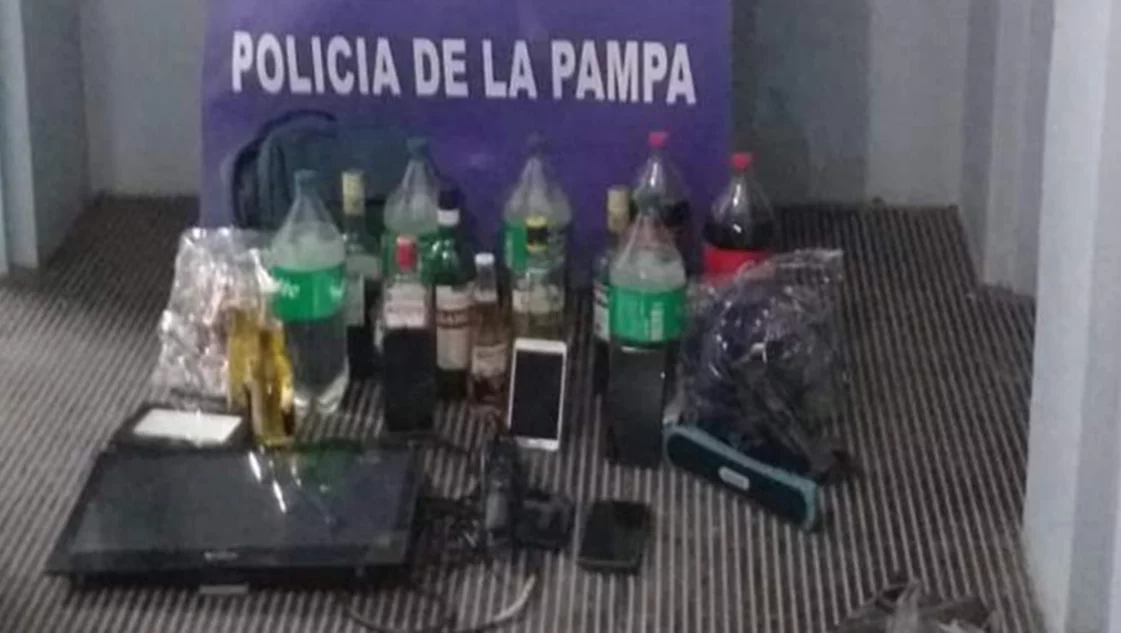 La policía buscaba bebidas robadas y terminó encontrando marihuana y cocaína