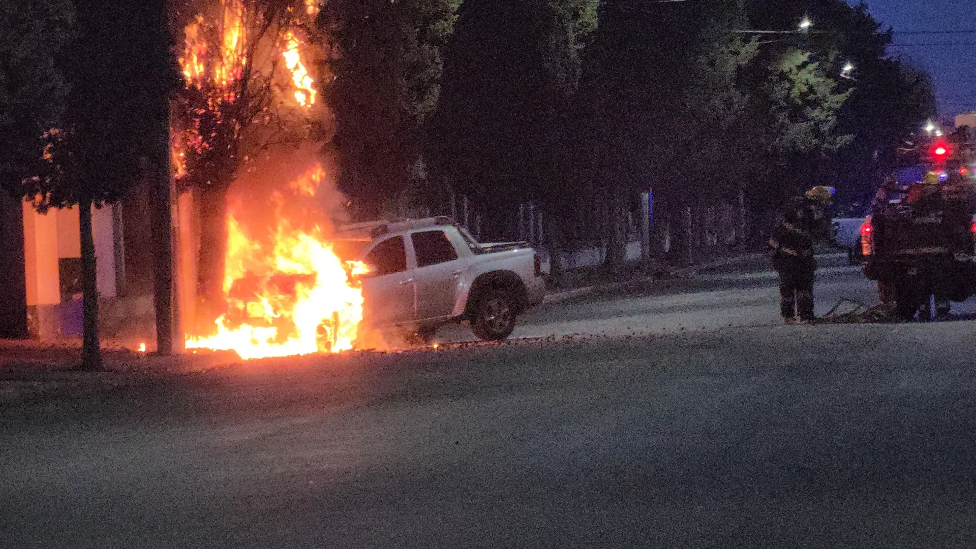 El conductor escapó: en Pico una camioneta chocó contra un pino y se prendió fuego frente al Hospital