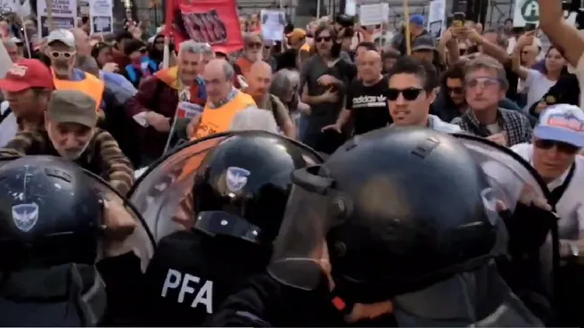 Tensión frente al Congreso en otra marcha de jubilados