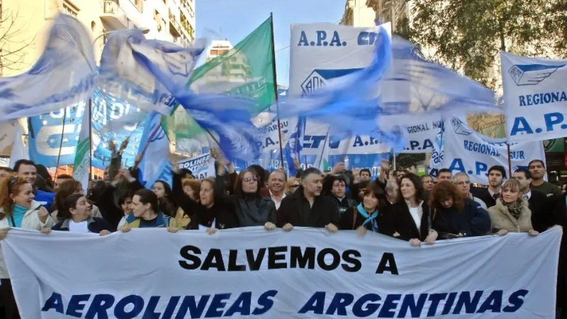 Crece el conflicto: aeronáuticos marchan al Congreso contra la privatización de Aerolíneas Argentinas