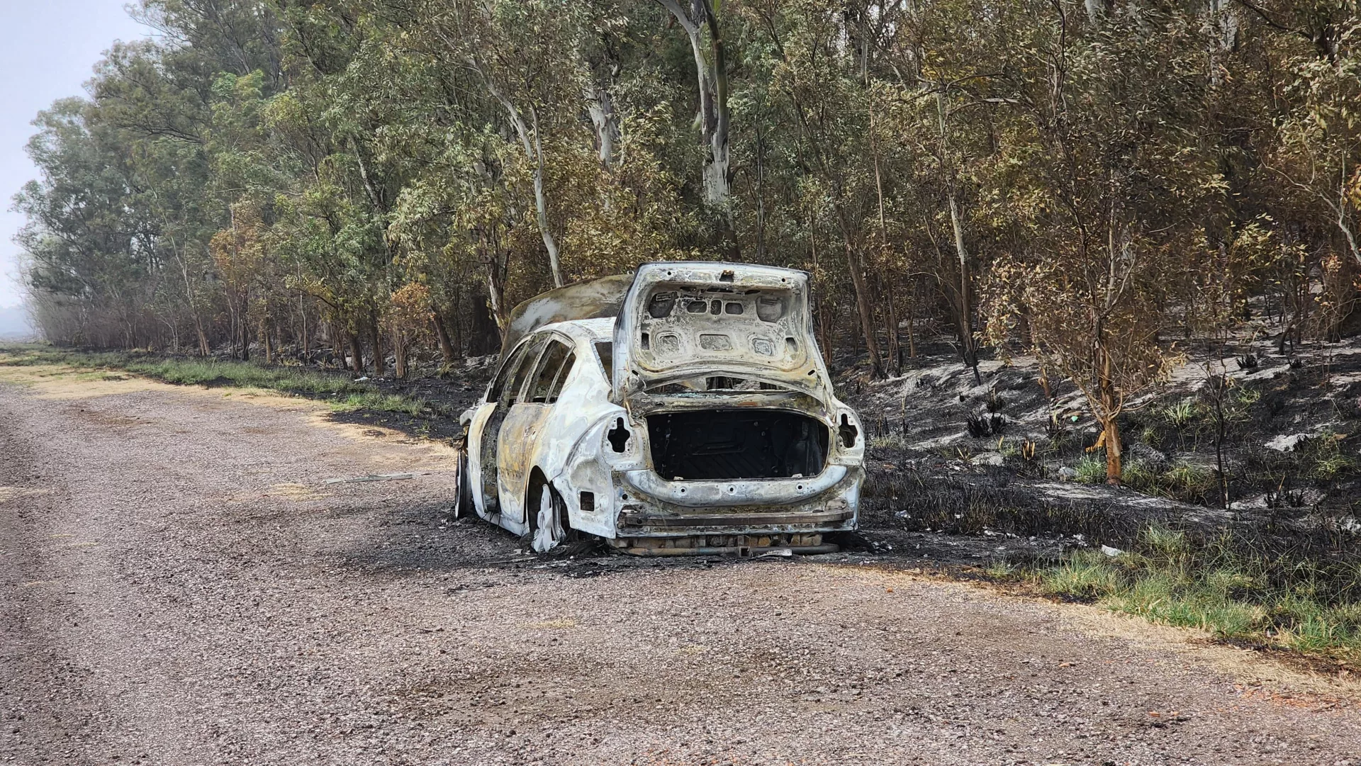 En Alta Italia un auto se prendió fuego y provocó un incendio en las banquinas