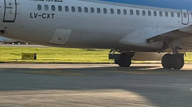 A un avión de Aerolíneas Argentinas se le salió una rueda