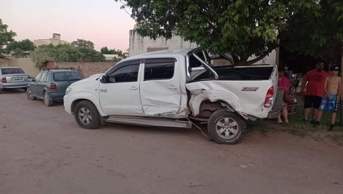 Manejaba borracho y chocó dos camionetas y dos autos que estaban estacionados