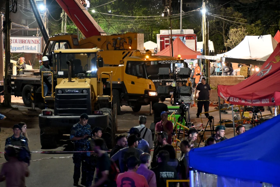 Derrumbe en Villa Gesell: el operativo a contrarreloj siguió durante toda la madrugada y continuará este miércoles