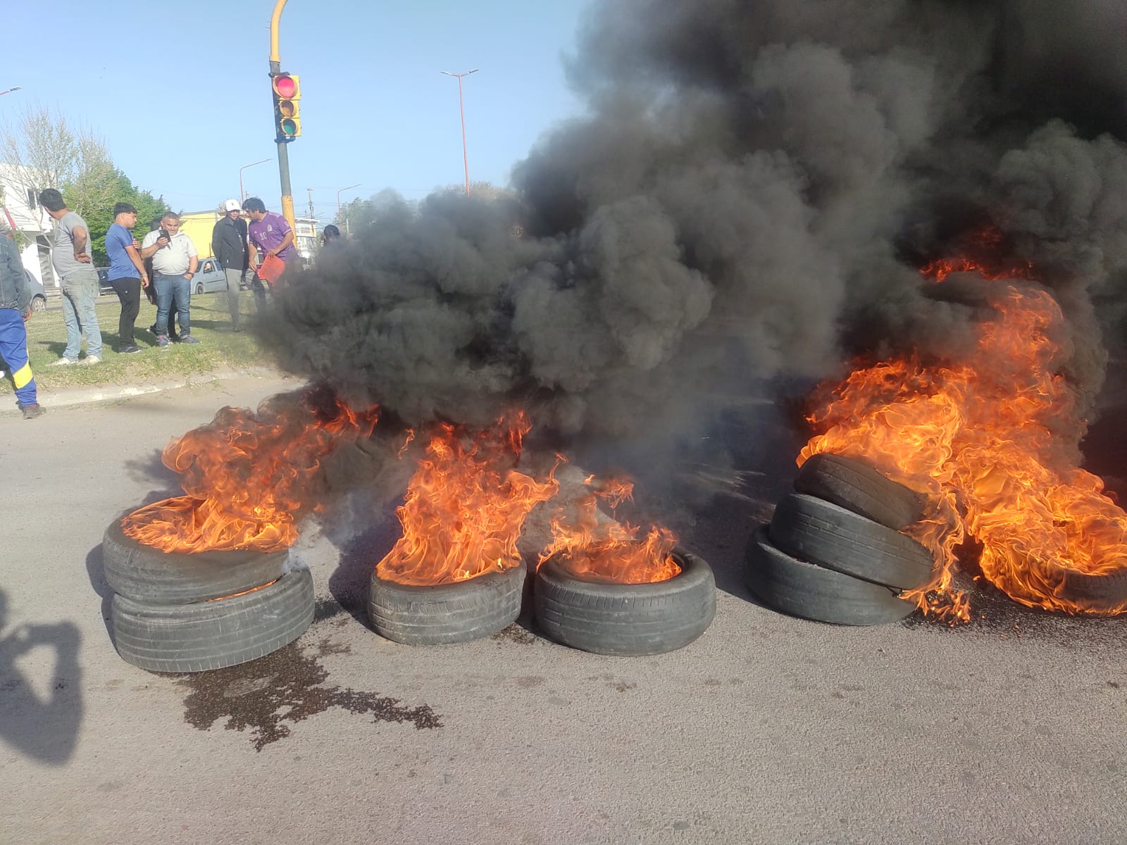 Protesta con quemas de gomas por la RTO