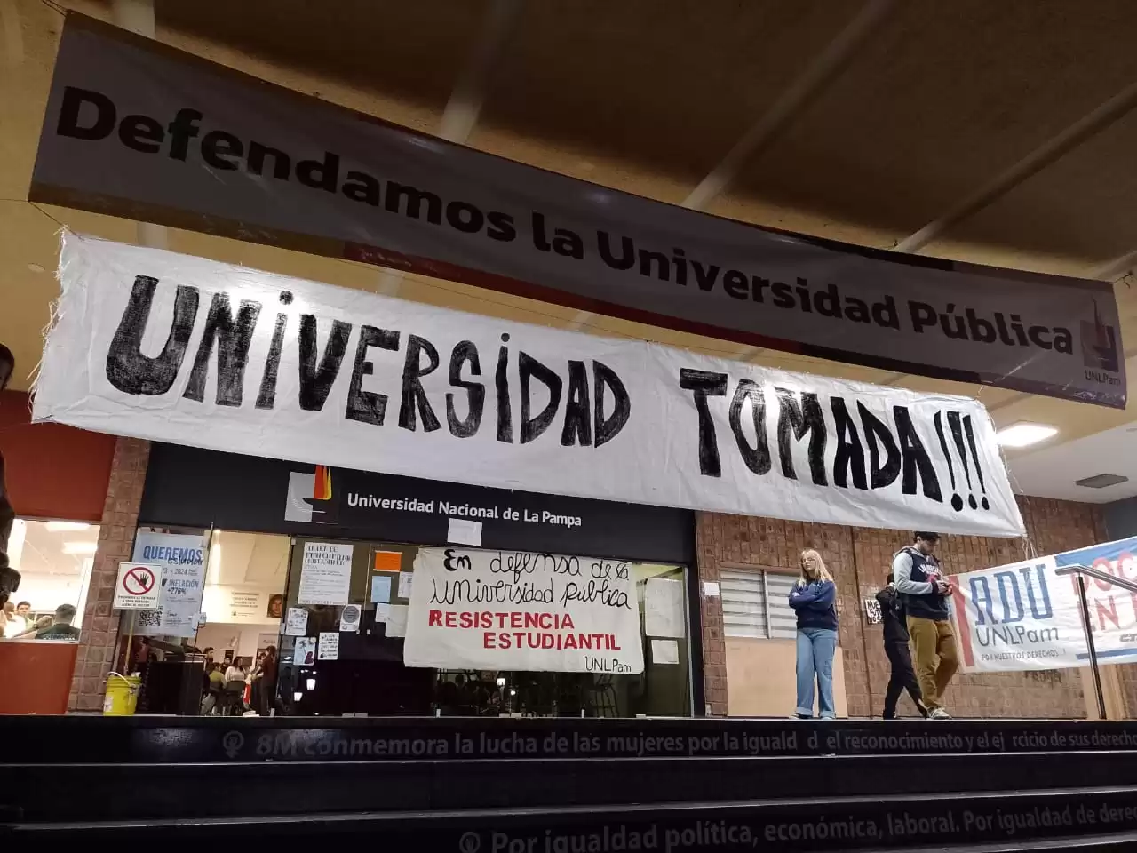 Alumnos tomaron este lunes la sede central de la UNLPam y la Facultad de Exactas y Naturales