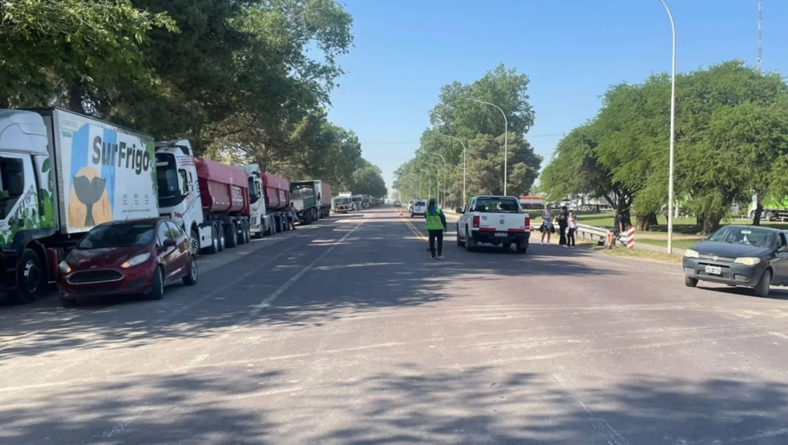 Paro de transporte: un centenar de camiones estacionados al costado de la 35