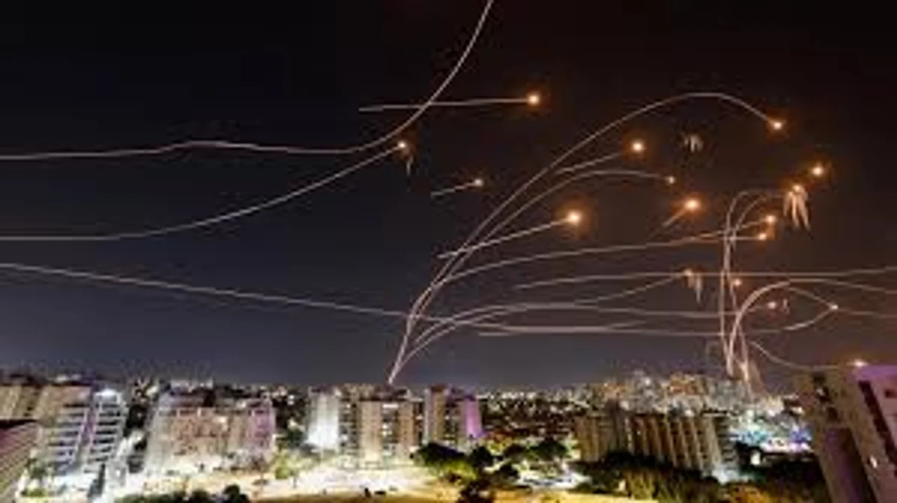 Irán lanzó unos 100 misiles contra Israel, que desplegó la Cúpula de Hierro