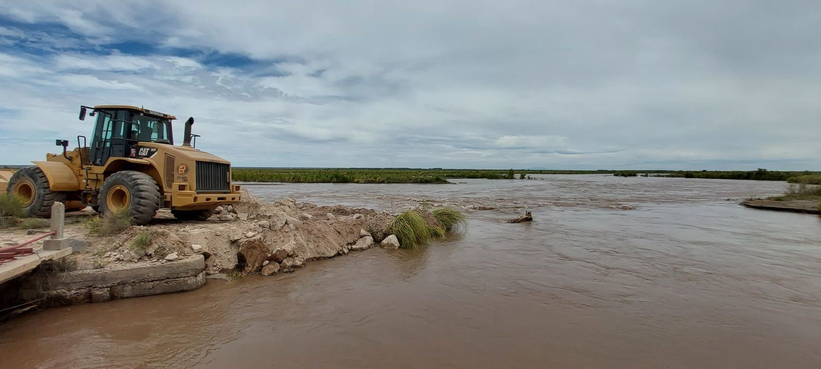 Arrancaron los trabajos de contención de desbordes en el Colorado