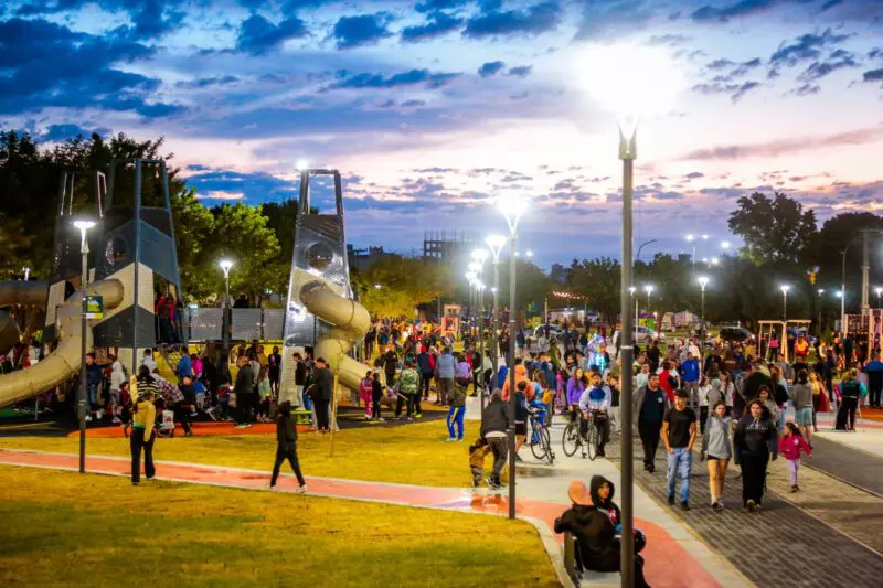 Se pasó para mañana la inauguración del Parque Lineal pero igual fue mucha gente