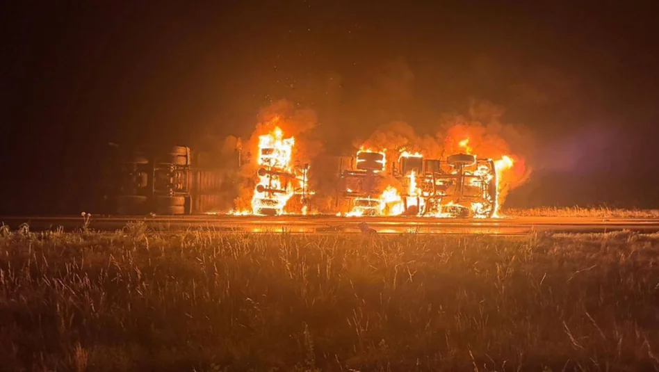 En la ruta 5 volcó un camión cargado con carne y se incendió