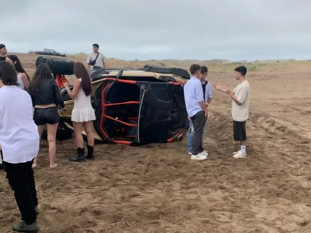 Monte Hermoso: discutió por la música en la playa, atropelló a tres personas y escapó corriendo