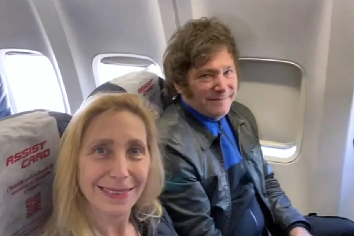 Con una rubia en el avión: Milei voló a EEUU y se junta con Kristalina y Elon Musk