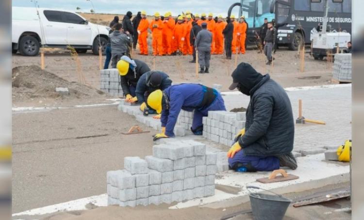 En Santa Cruz los presos trabajan en obras públicas