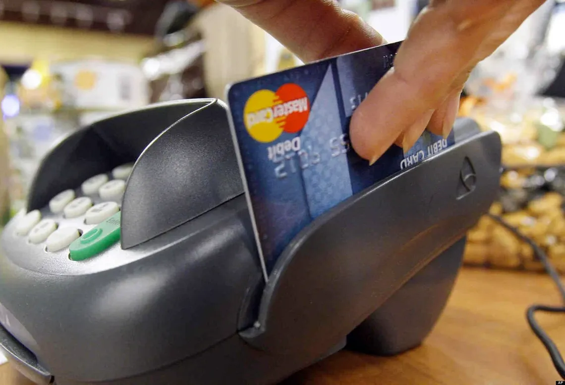 El Gobierno habilitó pagar en dólares con débito o en cuotas: ¿desde cuándo?