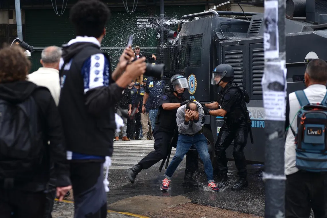 Enfrentamientos en la marcha de los jubilados: hay heridos y detenidos