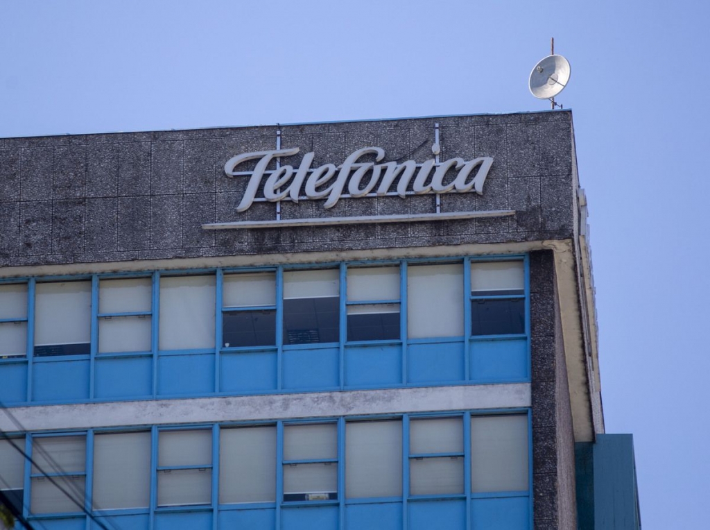 El Gobierno libertario suspendió de forma «preventiva» la compra de Telefónica por parte de Telecom