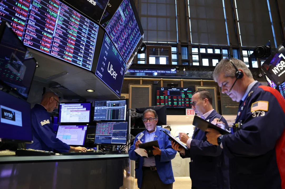 Los mercados se preparan para un lunes complicado y la Argentina tiene dos semanas difíciles por delante