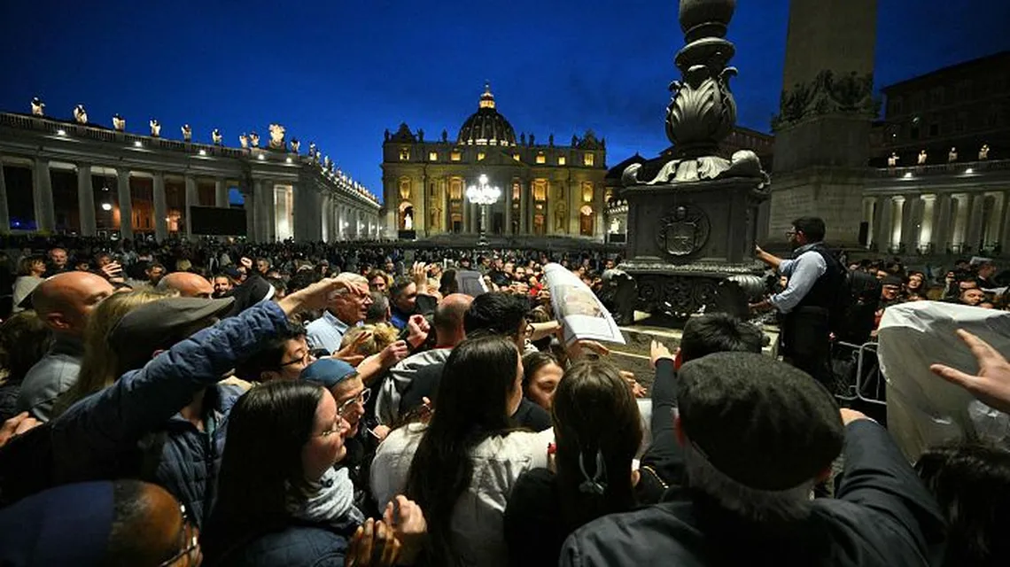 Los fieles coparon la Plaza San Pedro para despedir al papa Francisco
