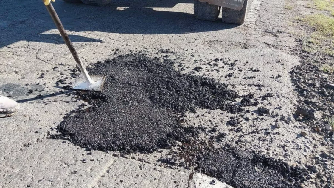 La municipalidad de Winifreda salió a tapar pozos en la destruida 35