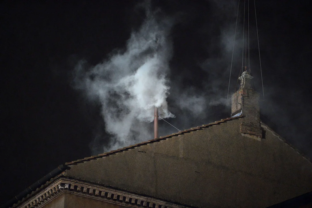 Arranca el 7M: El Vaticano ya instaló la chimenea en la Capilla Sixtina para el cónclave
