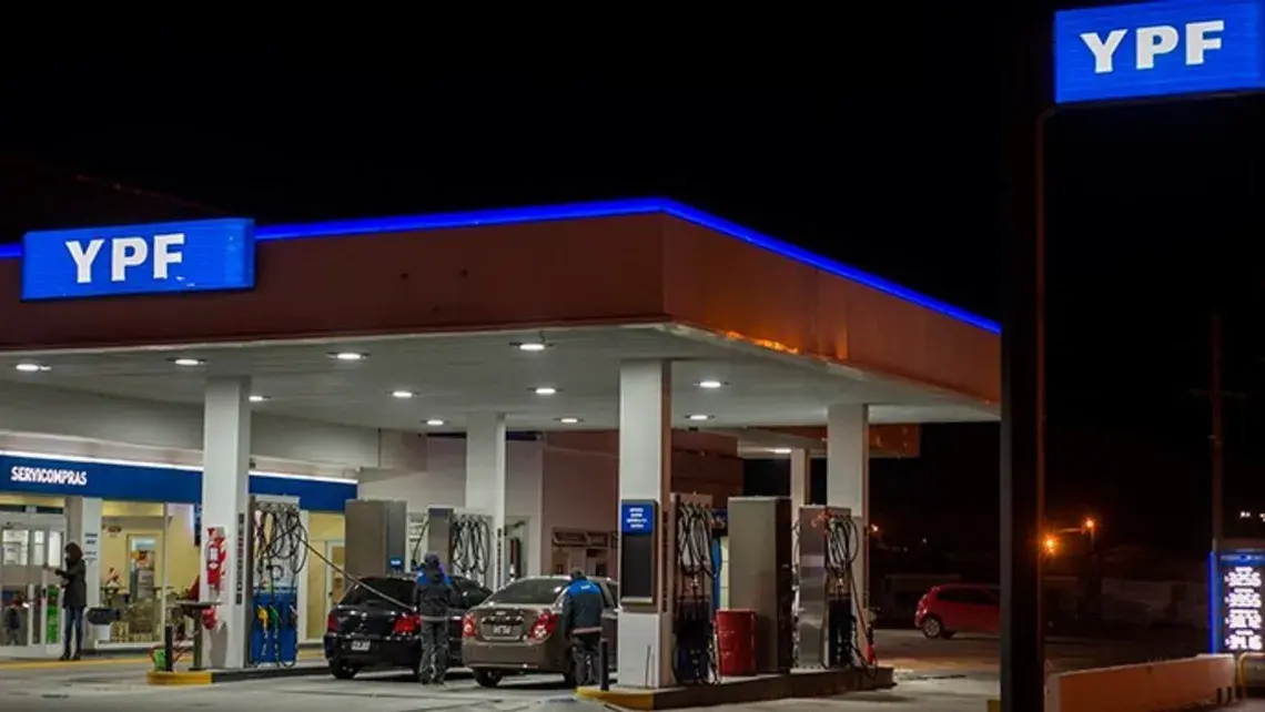 YPF anunció que la nafta será más barata de madrugada: mirá cuándo entra en vigencia