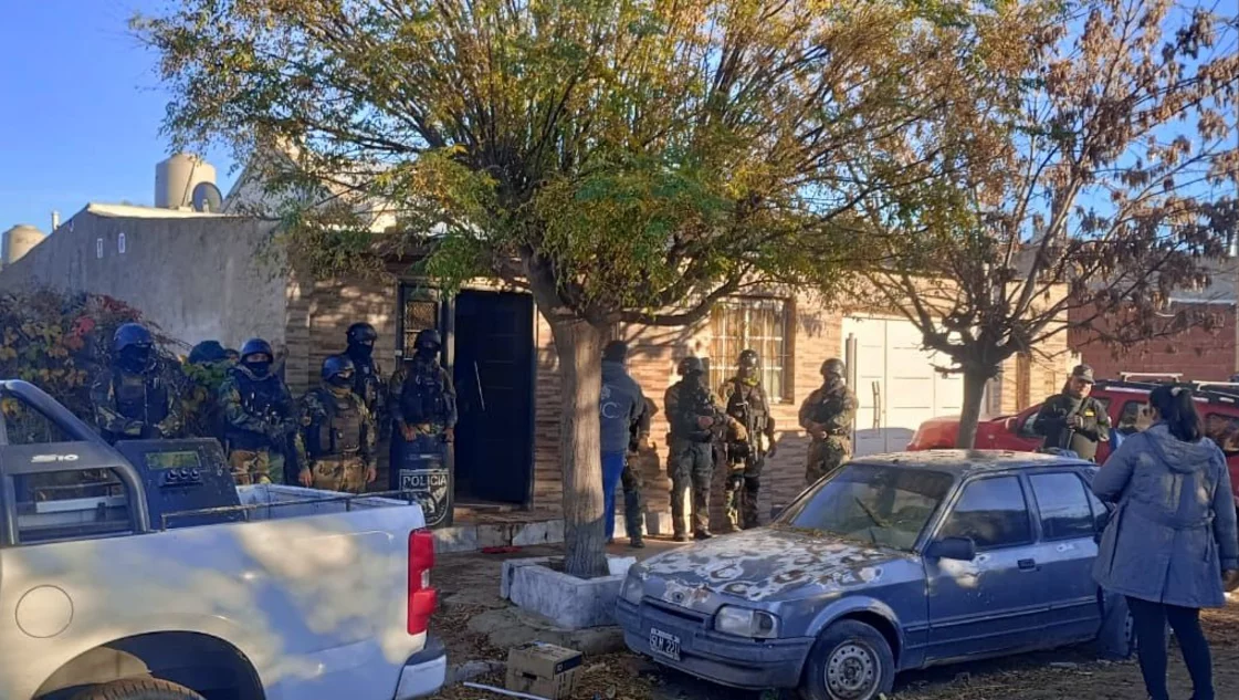 Allanamiento en Santa Rosa: secuestraron armas y drogas