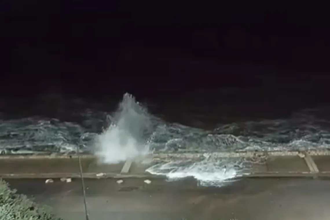 Mar del Plata: olas de más de dos metros, fuerte crecida, agua hasta la calle y destrozos •