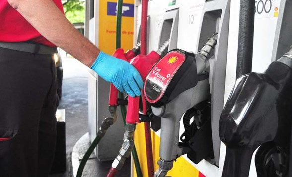 Otras petroleras se sumaron a YPF y bajaron el precio de sus naftas