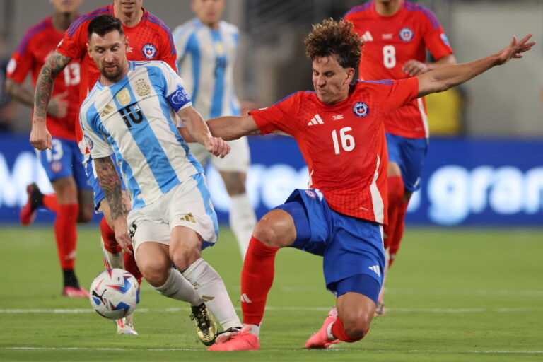 East Rutherford (United States), 25/06/2024.- Chile defender Igor Lichnovsky (R) and Argentina forward Lionel Messi (L) battle for the ball during the first half of the CONMEBOL Copa America 2024 group A soccer match between Argentina and Chile, at MetLife Stadium in East Rutherford, New Jersey, USA, 25 June 2024. EFE/EPA/JUSTIN LANE