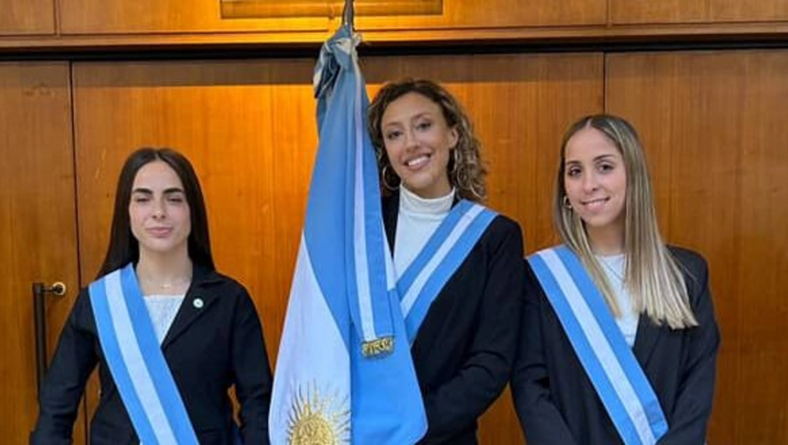 Aplausos: una joven de Castex es la nueva abanderada de la Facultad de Odontología de la UNC
