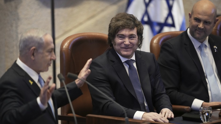 Ordenan reforzar la seguridad en las embajadas por el alineamiento de Milei con Israel