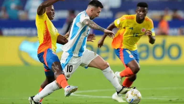 La scaloneta, puntera y clasificada, recibe a una Colombia necesitada de puntos